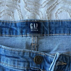 GAP medium wash blue jean straight leg